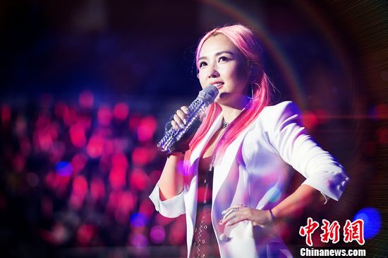 何潔開唱將升降臺當“玩具”一度哽咽灑淚