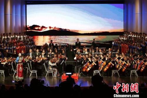 大型原創(chuàng)交響合唱音畫《追夢三江源》在青海西寧藝術實驗中學華麗上演。 張?zhí)砀!z