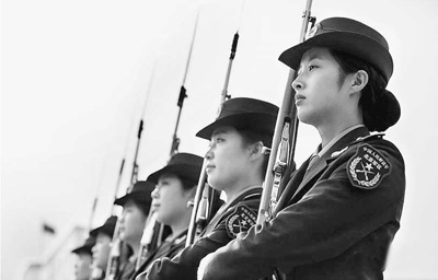 走近解放軍首批女儀仗兵:學化妝盤發洗了畫畫了洗