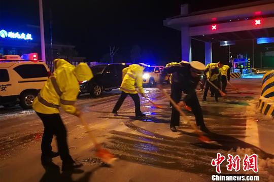 湖北宜昌迎新年首場大雪交警雪夜堅守