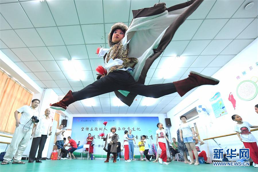 (社會)(1)河北豐潤:暑假里的“京劇公益小課堂”