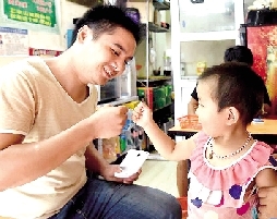 鄭州90后小伙賣酸辣粉救好友之子 3個月已籌3萬