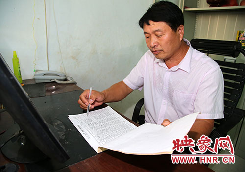 張建設認真核對被幫扶貧苦戶的工資表,不讓一個貧苦戶吃虧。 張建設認真核對被幫扶貧苦戶的工資表,不讓一個貧苦戶吃虧。