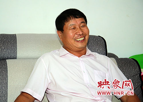 張建設說起自己回鄉創業幫扶貧困戶時,臉上露出了憨厚的笑容 張建設說起自己回鄉創業幫扶貧困戶時,臉上露出了憨厚的笑容