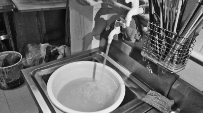 鄭州居民家中自來水莫名渾濁 供水公司放水處理