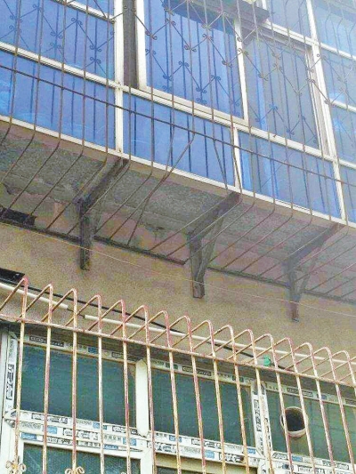 鄭州順河路43號院內 小偷撬開防盜網入室盜竊