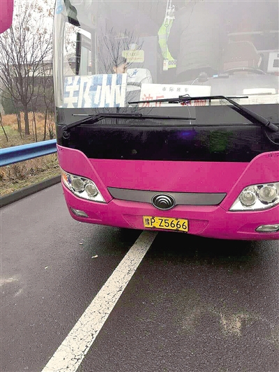 兩地警車接力救發(fā)病老人 20多公里路17分鐘跑完