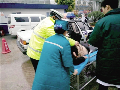 兩地警車接力救發(fā)病老人 20多公里路17分鐘跑完