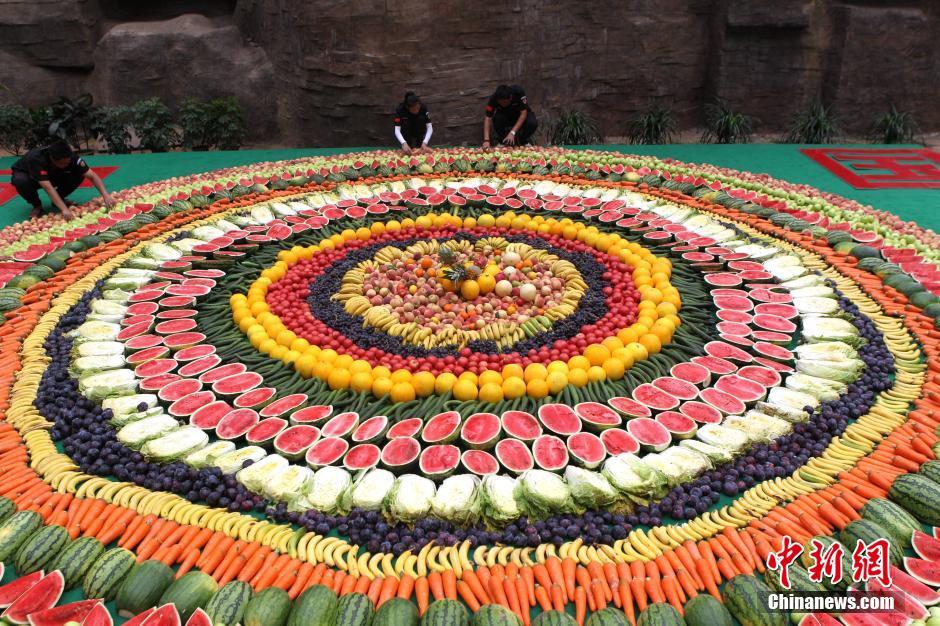 8000余斤超級水果拼盤宴請“美猴王” 8000余斤超級水果拼盤宴請“美猴王”