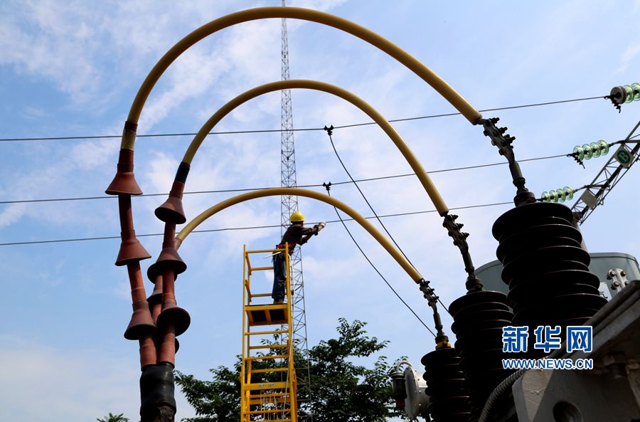 河南寶豐:酷暑高溫搶修忙 河南寶豐:酷暑高溫搶修忙