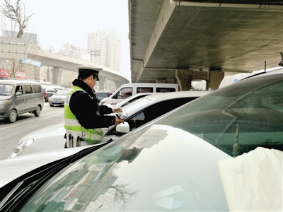 鄭州警方整治河醫(yī)橋下黑停車場(chǎng) 近百輛車被貼條