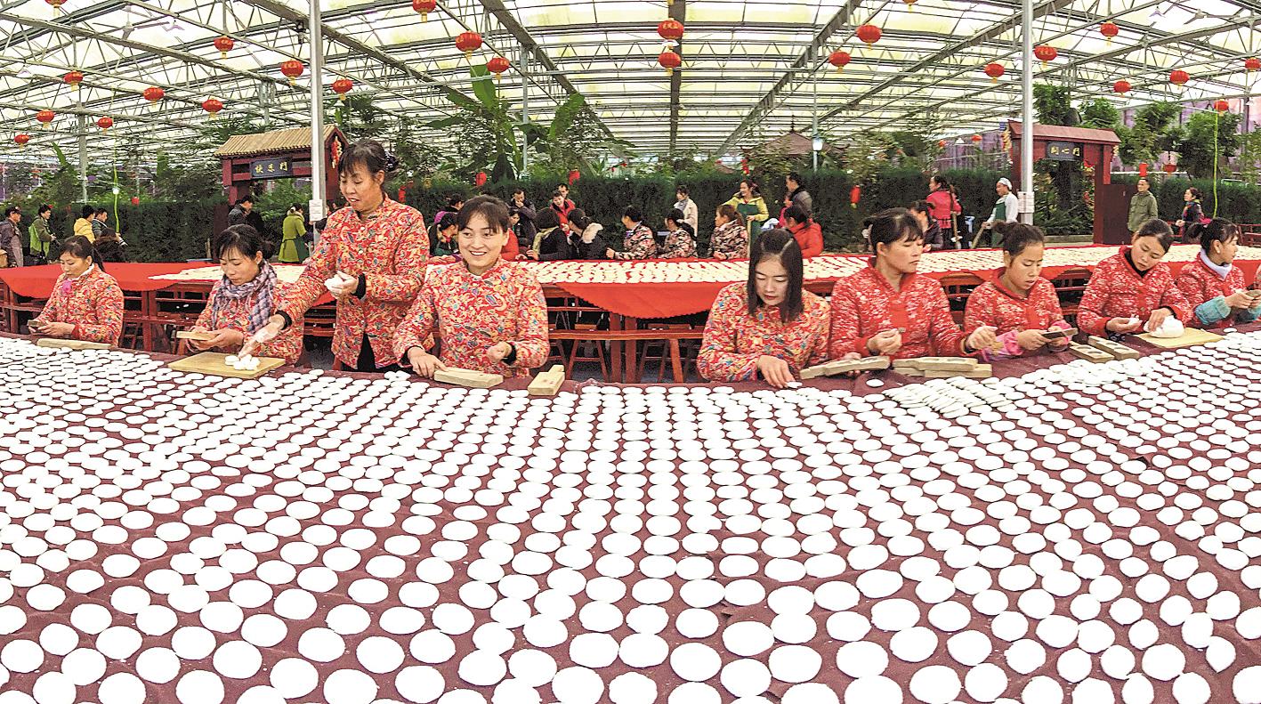 2月3日,大冶市龍鳳山莊的員工正在制作印子粑。印子粑是鄂東地區特色農副產品,寓意團團圓圓,深受群眾喜愛。(視界網 饒超毅 程良友 攝)