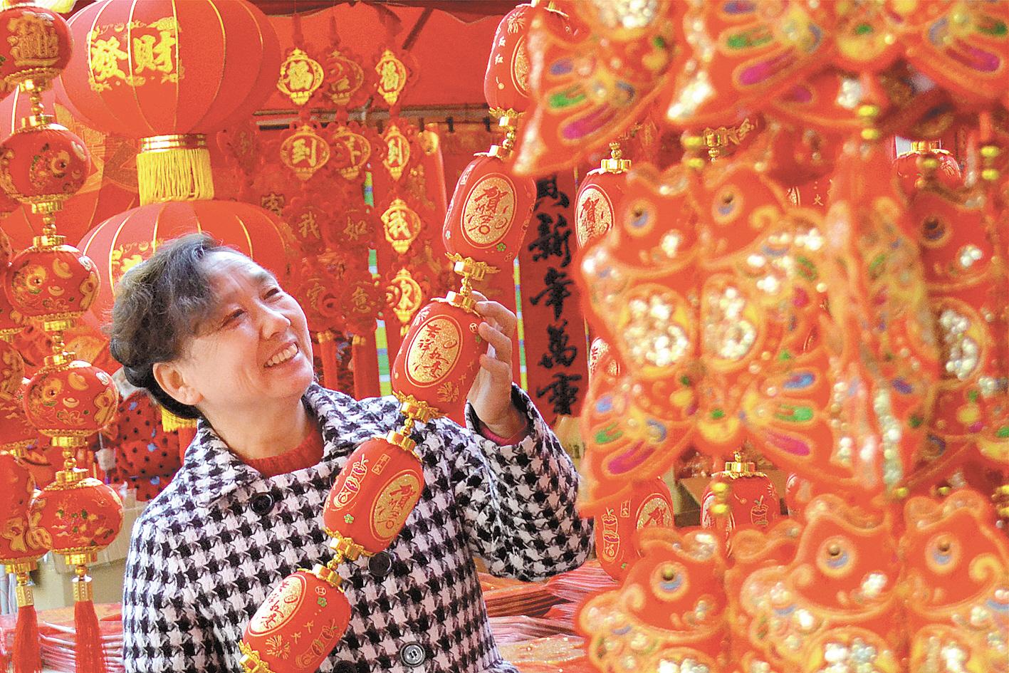 2月1日,市民在十堰市鄖陽區年貨集市選購新春飾品,紅紅火火迎新年。(視界網 楊顯有 攝)