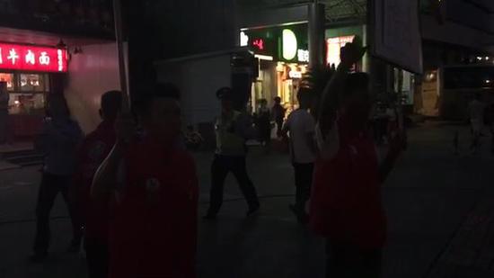 截止記者離開時,大部門已抵達的的游客已經安置完畢等待出發(fā)去酒店或是接送前往火車站、機場。