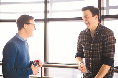 圖為歐坤和韓昊然就畢業論文問題進行討論。 本報記者 楊俊峰攝