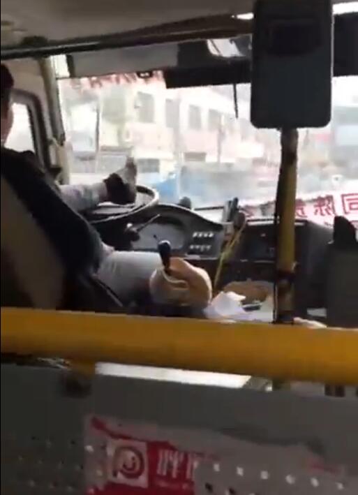 廣東一公交司機(jī)“用腳開(kāi)車”已被警方控制