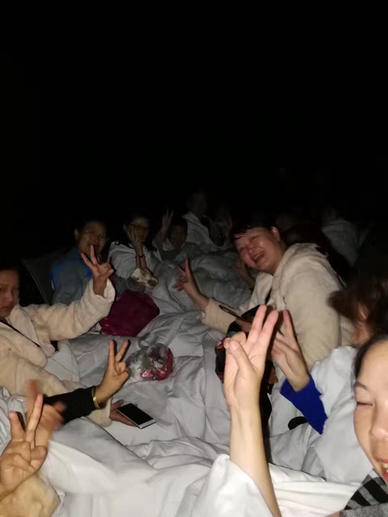 游客在戶外臨時(shí)搭建的簡易床位上休息。中國國旅四川分公司供圖