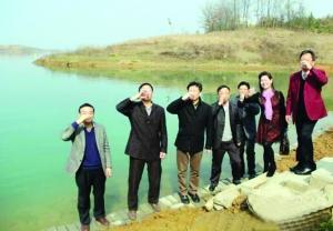 湖北官員為證水質好一起舀漳河水直接喝下