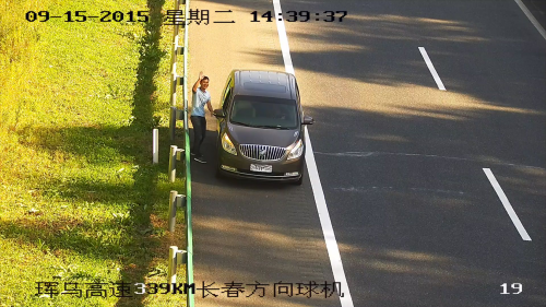 兩人氣焰十分囂張向監控探頭頻繁揮手