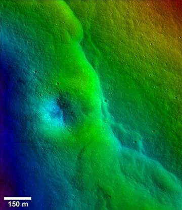 不只月球引力影響地球,科學家借由月球表面數千的裂縫推斷,地球引力似乎正對月球表面造成嚴重影響。(臺灣中時電子報)