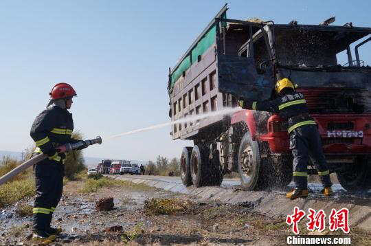 草料車著火致通往新疆喀納斯景區車輛滯留(圖)