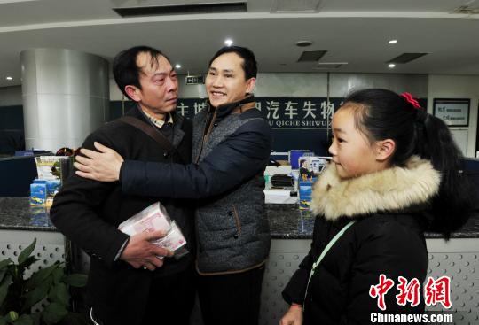 包工頭17萬現金遺落出租車好心司機如數送還