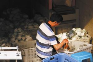 洗碗公司藏車庫 每天1.2萬套餐具未消毒送餐館