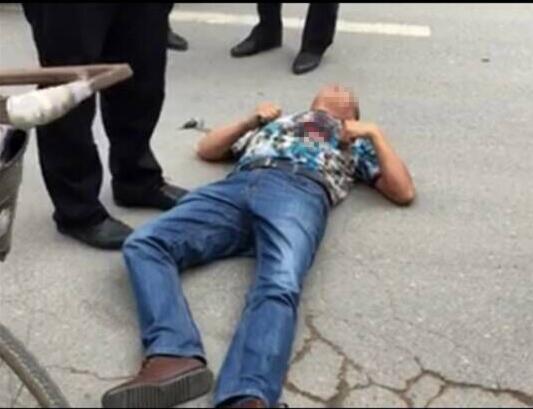 網(wǎng)傳開封公交司機(jī)被當(dāng)街捅死 疑因與三輪車搶客