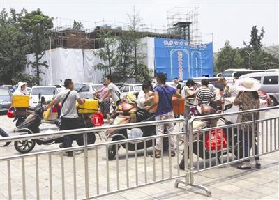 中午時分,新會展外多名小販叫賣盒飯