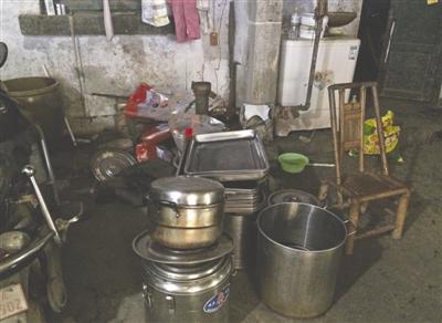 作坊內凌亂的餐具,衛生條件堪憂