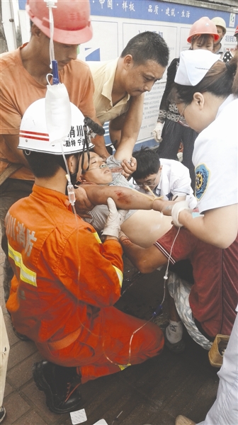 工人從5樓墜至3樓,身體被插入5根鋼筋。