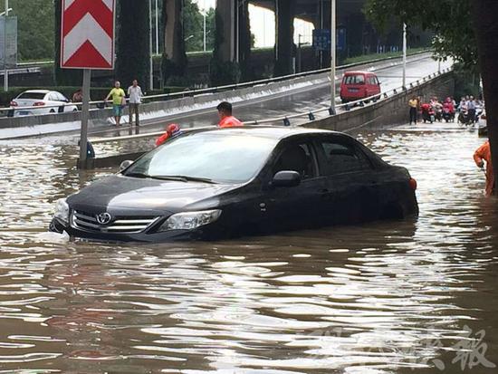 南京多地段淹水 多家單位通知放假