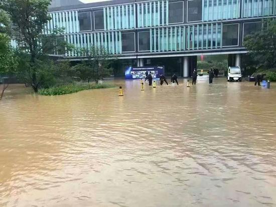 南京多地段淹水 多家單位通知放假