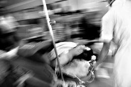 曉越被緊急送往搶救室搶救