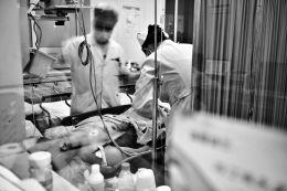 醫(yī)護人員正在對曉越進行生命體征監(jiān)測 楊文琦 攝