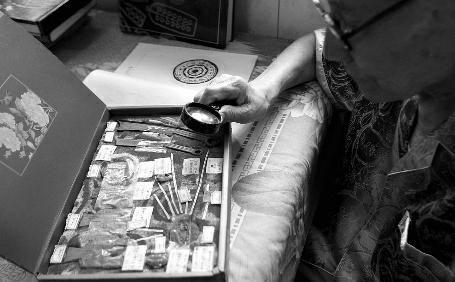 一位歷史老師,因教學(xué)需要,愛上古錢幣收藏。然而25年前,一南方人主動(dòng)上門求購(gòu),商定了價(jià)格卻沒有交易,后被警方“抄家”并處罰1000元。警方出具了暫存單據(jù)將數(shù)十枚銅鏡及七千多枚古錢幣收走。老人天天盼著心愛之物能夠返回,這一等就是25年。如今老人已88歲,身體不佳,做夢(mèng)都想再看一眼他畢生的心愛之物。