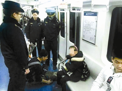 l(f)F(xin)ڱF(ni)ͯؤ(sh)ӣеăͯӑrB(ti)ȐӣӰ˳܇h(hun)챱ӛߏıͨ(zh)܉˽⵽܉ͨ(zh)꠺gڵFվ(ni)@ͯӑ20˴Ρ(jng){(dio)l(f)F(xin)@Щͯ򡱶ԸCếhɳҌнMԵ؎ӑЂeͯ򡱼^fԪ