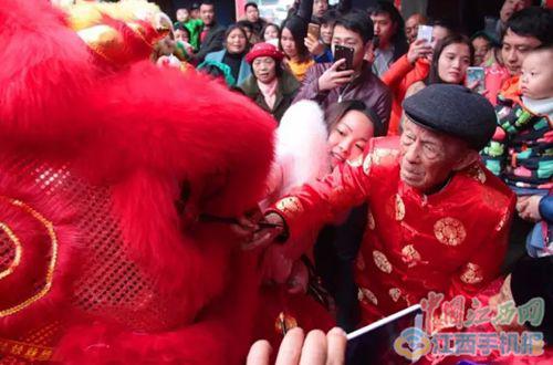 夏炳火和艾福姩一起辦100歲壽辰