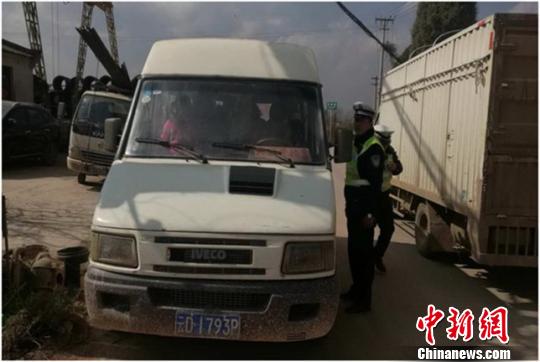 昆明一“校車”嚴(yán)重超載核載7人竟擠33人