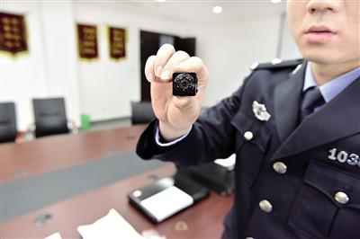 嫌疑人作案使用的工具。 本報記者 胡杰 攝