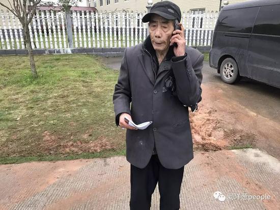 陳振杰會在飯點準時給醫院食堂匯報訂餐數,幫病友訂飯。