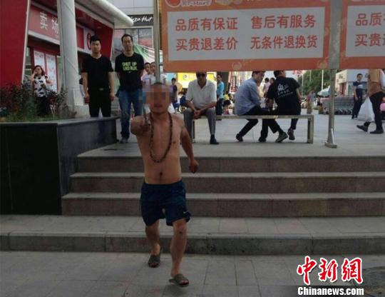 蘭州男子無照酒駕摩托闖紅燈遭攔揮鐵棍襲警被拘(圖)