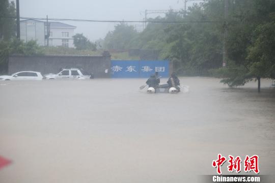 湖北恩施強(qiáng)降雨致多人被困消防緊急轉(zhuǎn)移(圖)