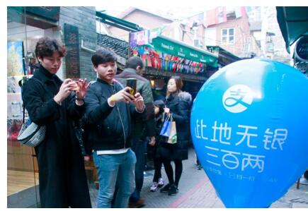 一夜之間 中國“低頭族”變“抬頭族”